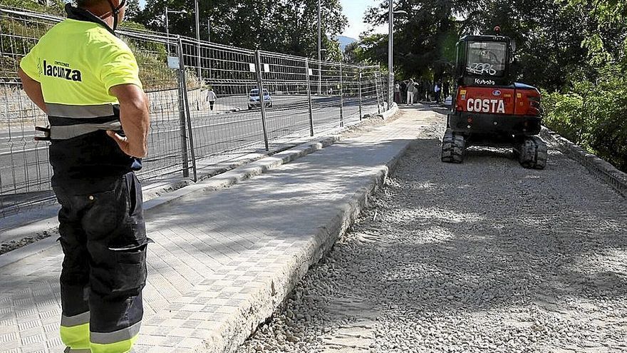 Trabajos a principios de junio en el carril bici del Labrit. | FOTO: JAVIER BERGASA