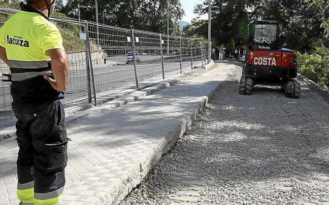 Trabajos a principios de junio en el carril bici del Labrit. | FOTO: JAVIER BERGASA