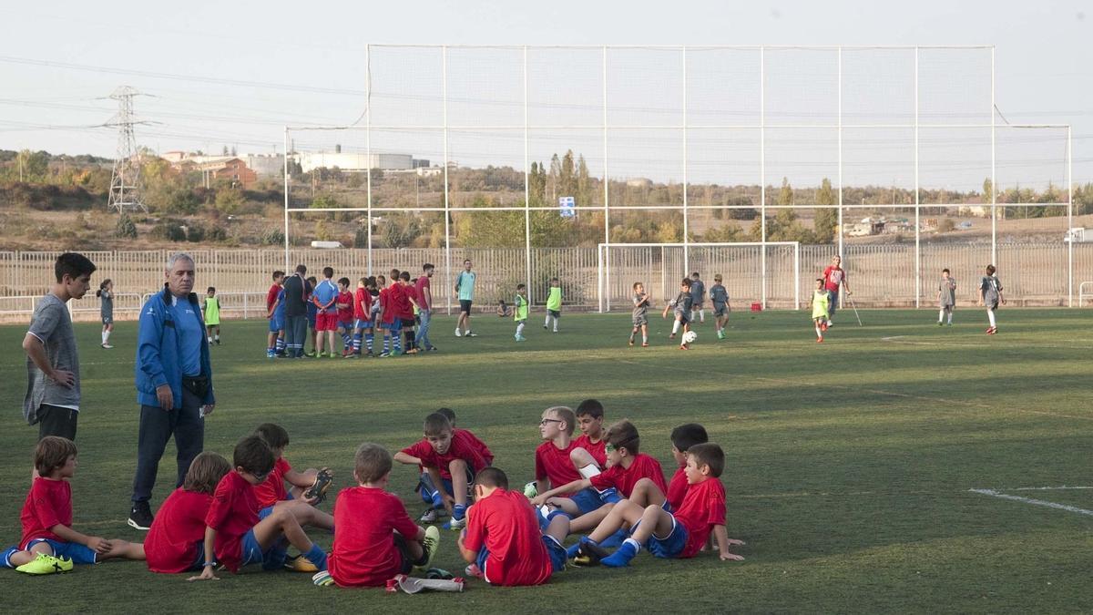 Niños en un entrenamiento en el campo de fútbol de Abetxuko