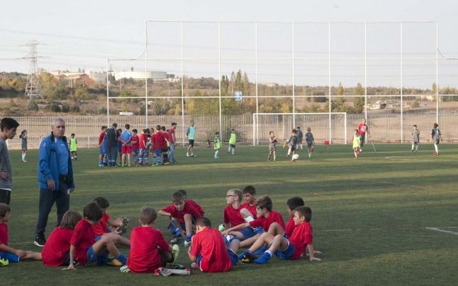 Ni&ntilde;os en un entrenamiento en el campo de f&uacute;tbol de Abetxuko