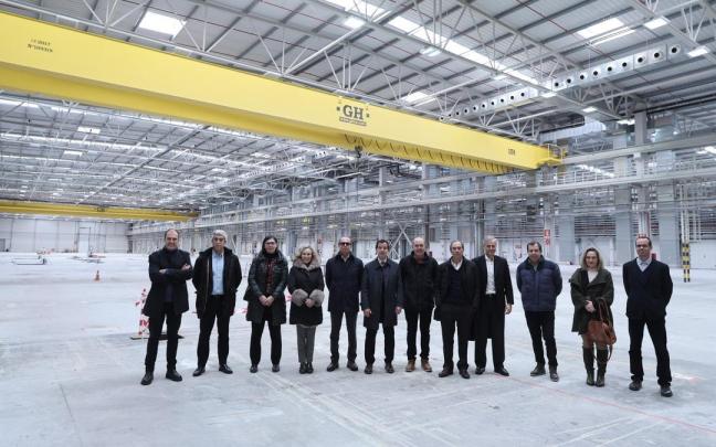 De izda. a decha: Carlos Garc&iacute;a, de Cederna; Guillermo Alonso y Amaya Manrique, de Sodena; Izaskun Go&ntilde;i; Pere Puig, CEO de Flamasats; el consejero Mikel Irujo; Angel Mart&iacute;n, alcalde de Aoiz / Agoitz; Xavier Puig, presidente del Grupo