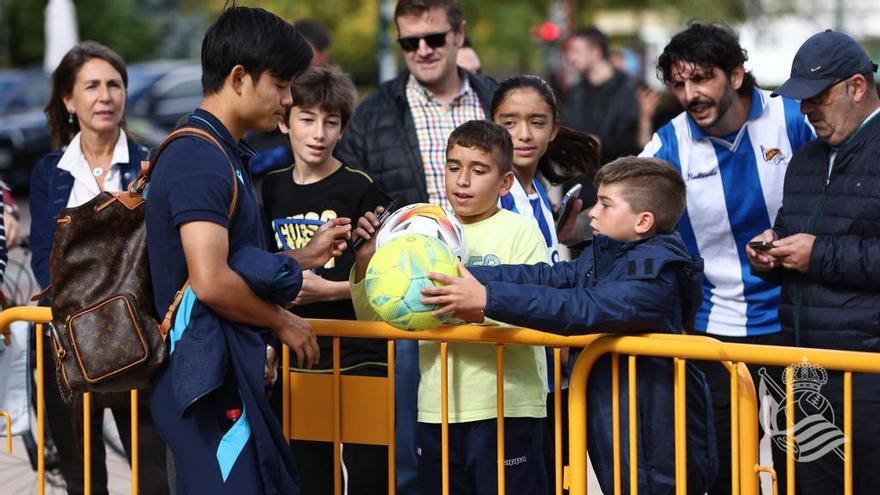 Take Kubo firma un balón a unos niños, esta misma tarde en Valladolid.