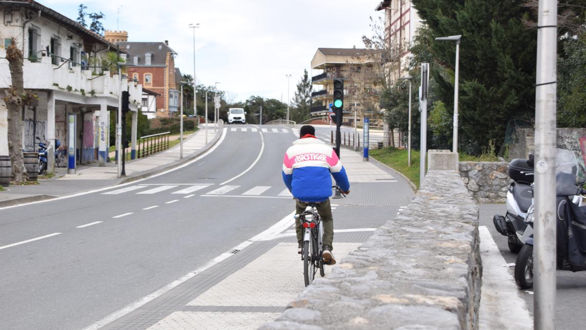 Ciclista por el paseo de Martutene, por donde irá un tramo de bidegorri.
