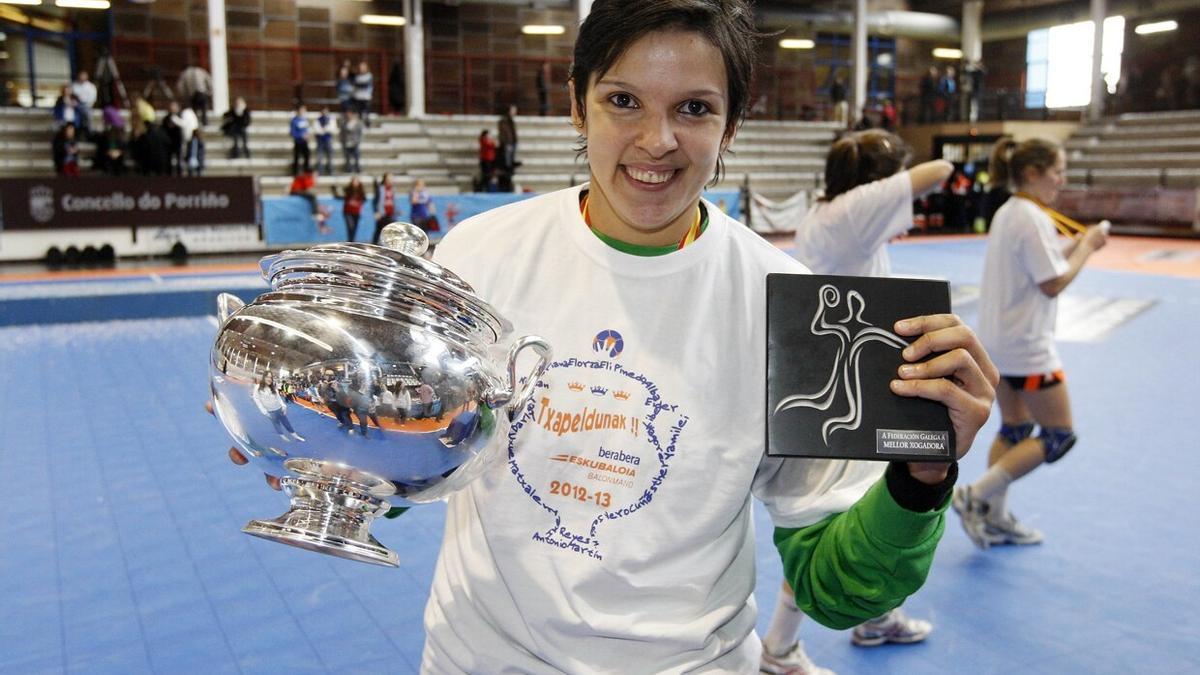 Darly Zoqbi, con el trofeo de la Copa de la Reina que ganó con el Bera Bera en 2013, su último año en el club donostiarra.