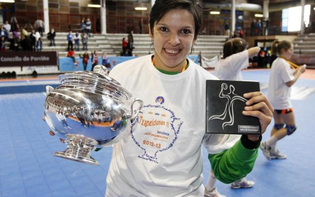 Darly Zoqbi, con el trofeo de la Copa de la Reina que ganó con el Bera Bera en 2013, su último año en el club donostiarra. Darly Zoqbi, con el trofeo de la Copa de la Reina que ganó con el Bera Bera en 2013, su último año en el club donostiarra.