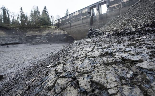 Estado de la presa de Artikutza en 2019, tras el final del vaciado. Estado de la presa de Artikutza en 2019, tras el final del vaciado.