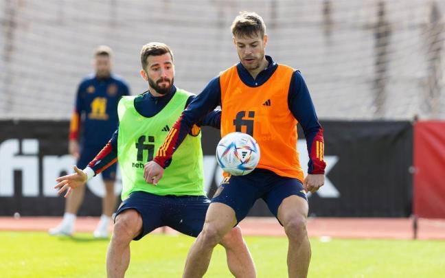 Los defensas José Luis Gayá (i) y César Azpilicueta (d) durante un entrenamiento de la selección española.