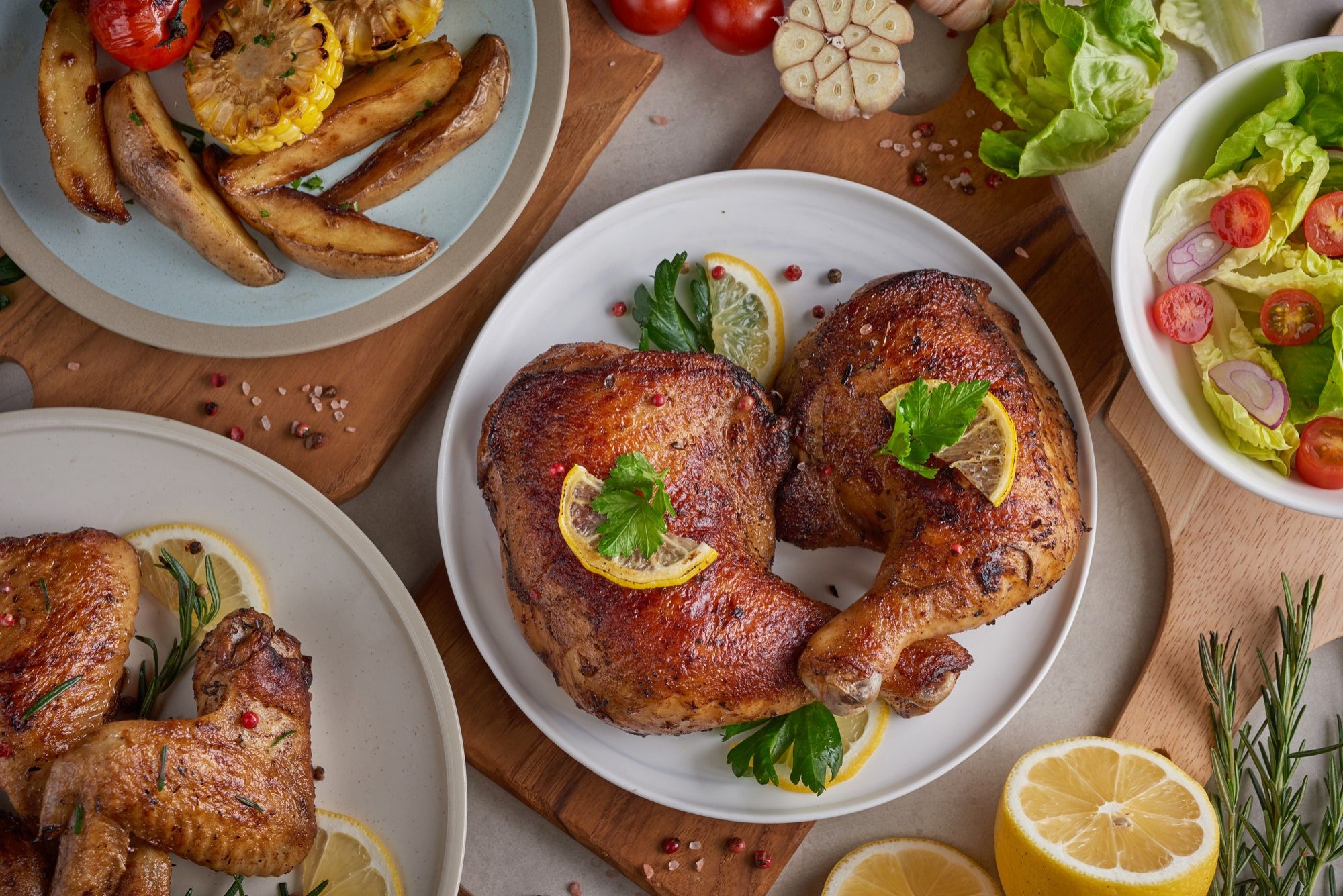 Pollo asado y ensalada dispuestos para ser degustados.