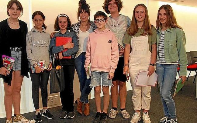 Integrantes del club de j&oacute;venes escritores, con Jasone Osoro. | FOTO: J.L.