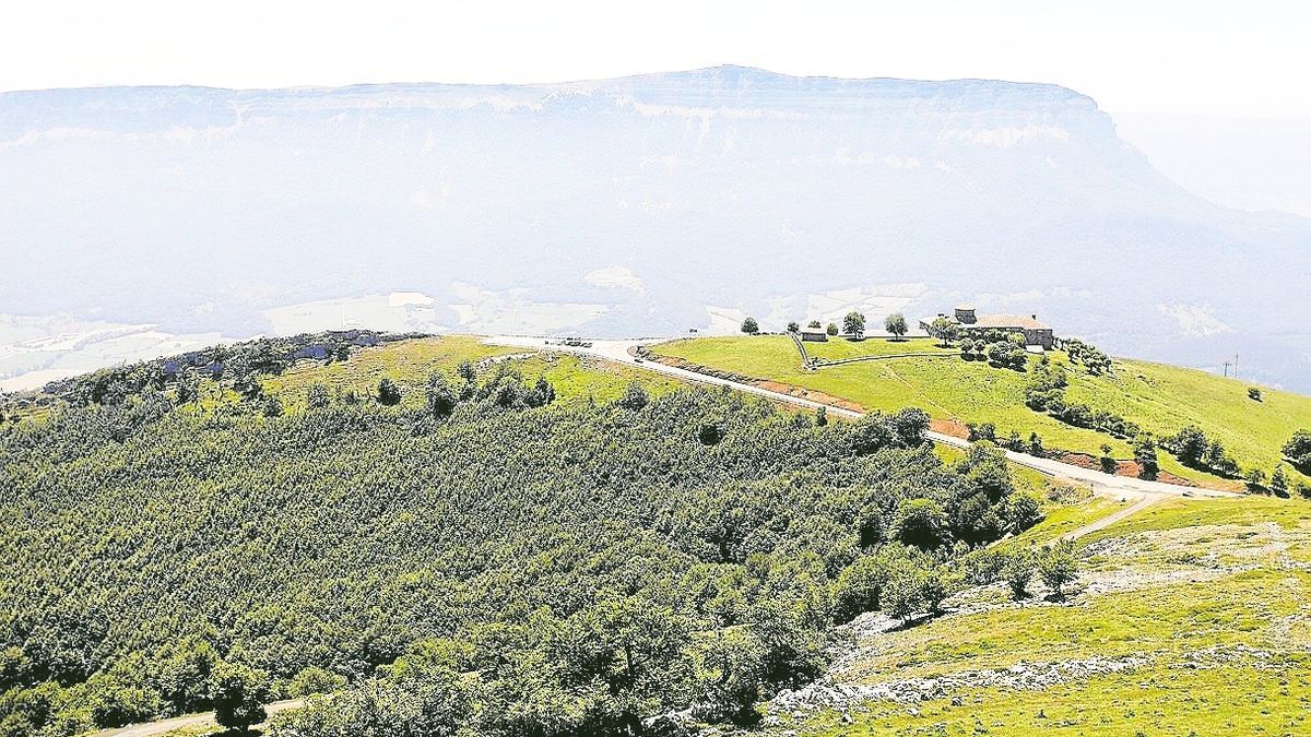 San Miguel de Aralar y, al fondo, la mole de Beriain.