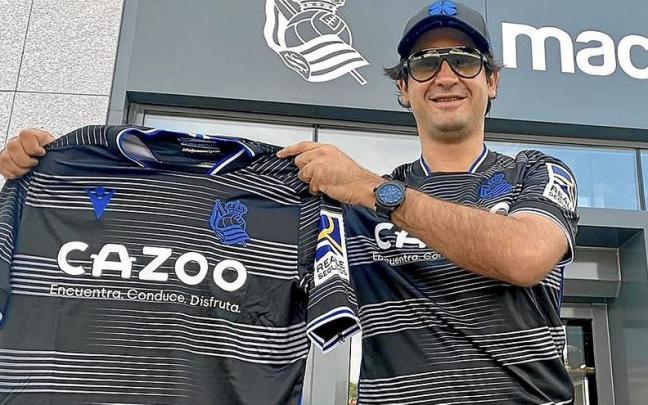 Aficionados txuri-urdin posan con la segunda camiseta de esta temporada. | FOTO: R.S.