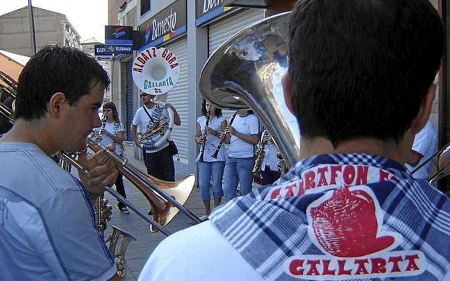 Aldatz Gora vuelve a llenar de música las calles de Gallarta.