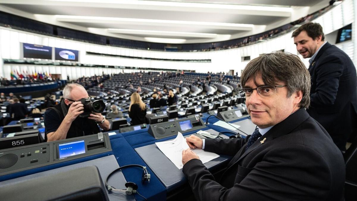 Carles Puigdemont y Toni Comín antes de participar en su primer pleno del Parlamento Europeo en enero de 2020.