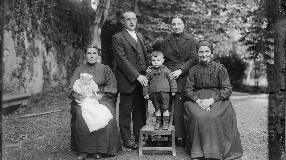 Eleuterio con su mujer, dos hijos, su hermana y su madre.