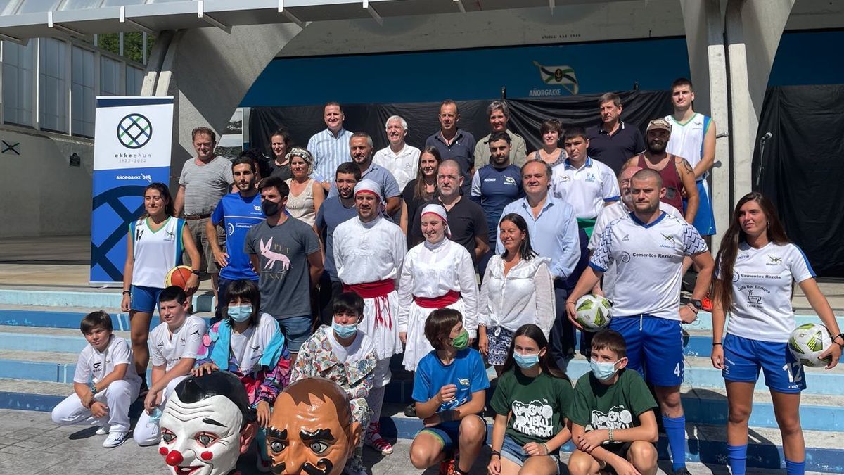 Vecinos de Añorga celebrando el centenario de la asociación