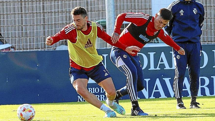 Kike Barja y Chimy Ávila, en un lance del entrenamiento. | FOTO: OSKAR MONTERO