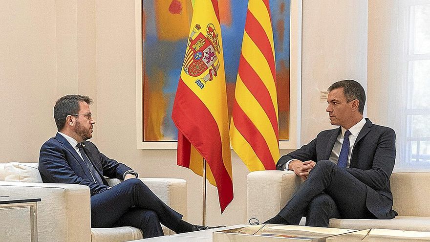 El president de la Generalitat, Pere Aragonès, junto al jefe del Ejecutivo español, Pedro Sánchez, en la reunión que mantuvieron el pasado día 15. | FOTO: MONCLOA