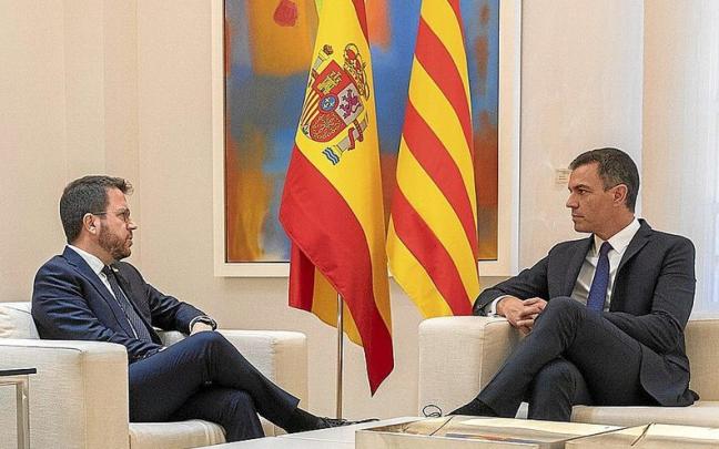 El president de la Generalitat, Pere Aragon&egrave;s, junto al jefe del Ejecutivo espa&ntilde;ol, Pedro S&aacute;nchez, en la reuni&oacute;n que mantuvieron el pasado d&iacute;a 15. | FOTO: MONCLOA