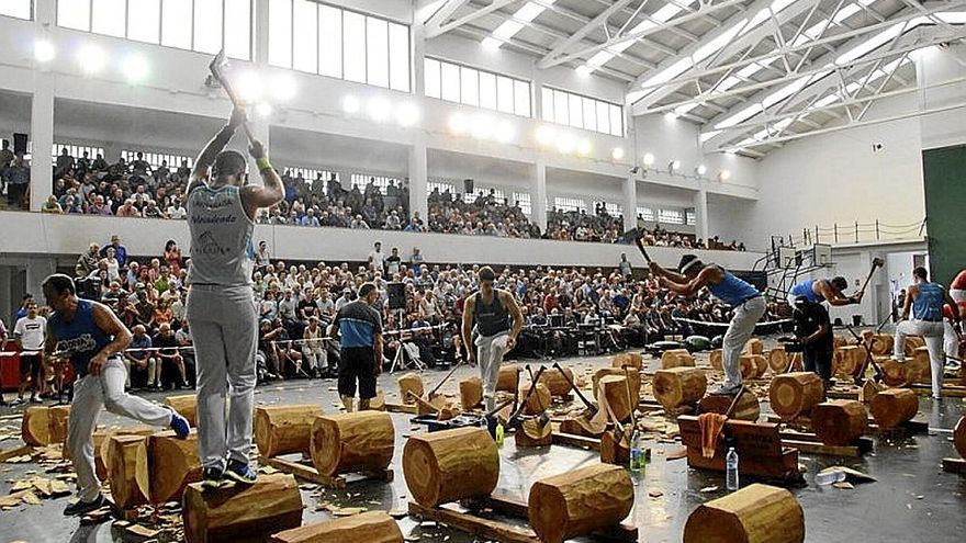 Aizkolaris en acción en el abarrotado Municipal de Sunbilla.