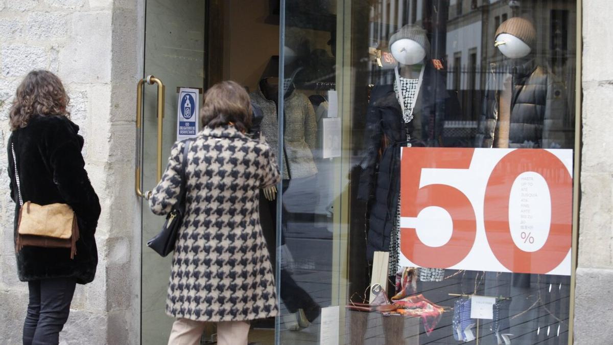 Dos mujeres, frente a un escaparate en Vitoria.