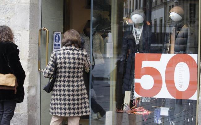 Dos mujeres, frente a un escaparate en Vitoria. Dos mujeres, frente a un escaparate en Vitoria.