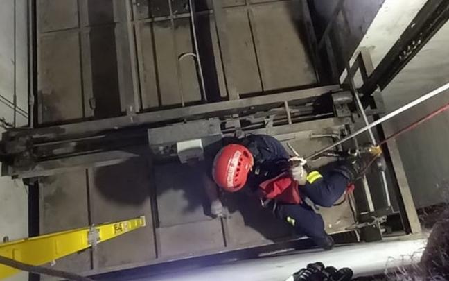 Imagen del rescate en el ascensor de Astigarraga