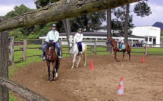 Un grupo de chicos y chicas en un centro de h&iacute;pica. | FOTO: DNA