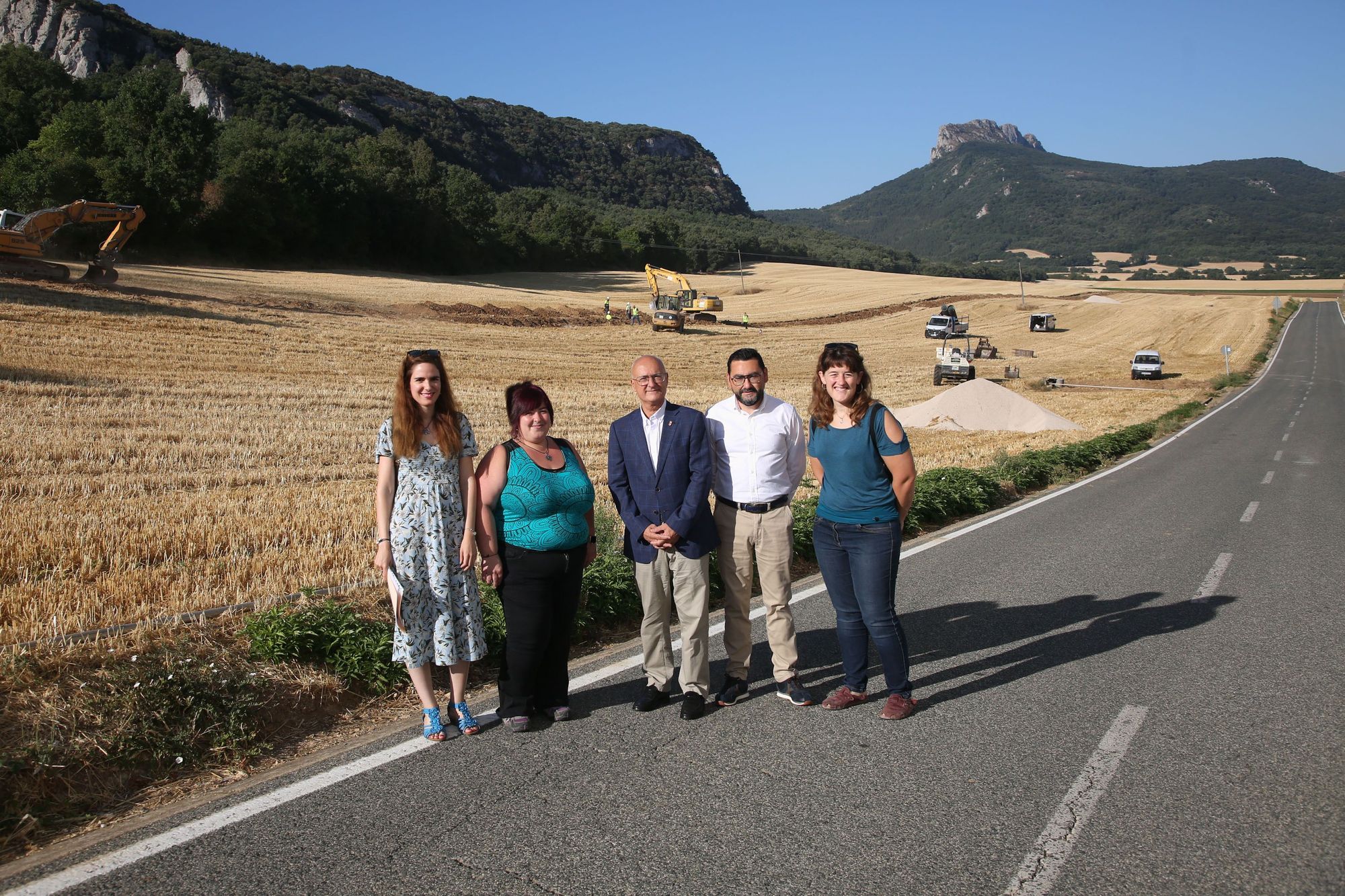 El consejero de Cohesión Territorial, Bernardo Ciriza; la alcaldesa de Cabredo, Aranzazu Fernández; y el director general de Administración Local y Despoblación, Jesús Mari Rodríguez, acompañados por miembros de la corporación municipal y de la Mancomunidad de Servicios Administrativos de Sierra de Codés - Agrupación de Codés.