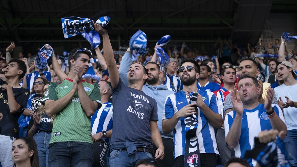 Espectacular ambiente en la grada de Mendizorroza, durante el partido entre el Deportivo Alavés y la Ponferradina