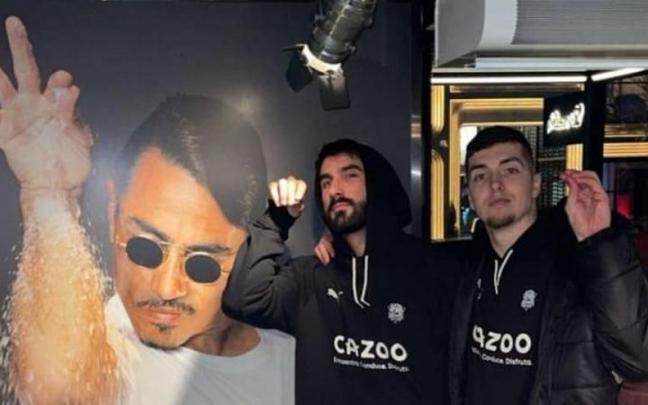 Dani Díez y Daulton Hommes posan a la entrada del famoso restaurante de Salt Bae en Estambul Dani Díez y Daulton Hommes posan a la entrada del famoso restaurante de Salt Bae en Estambul