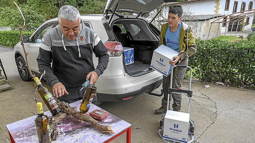 Mestraitua carga las botellas de Urdaibai Txakolina en la furgoneta. | FOTO: JOSÉ MARI MARTÍNEZ