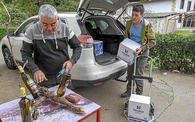 Mestraitua carga las botellas de Urdaibai Txakolina en la furgoneta. | FOTO: JOSÉ MARI MARTÍNEZ