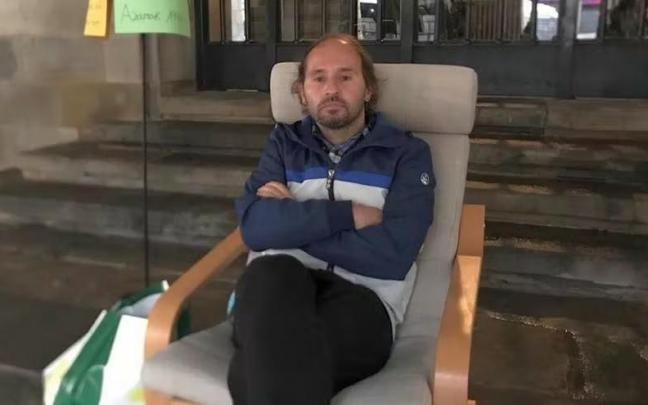 Iker Fernández, sentado durante su huelga de hambre Iker Fernández, sentado durante su huelga de hambre
