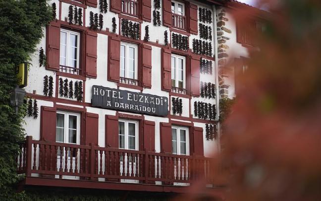 Icónica imagen de las fachadas de Ezpeleta, decoradas con pimientos