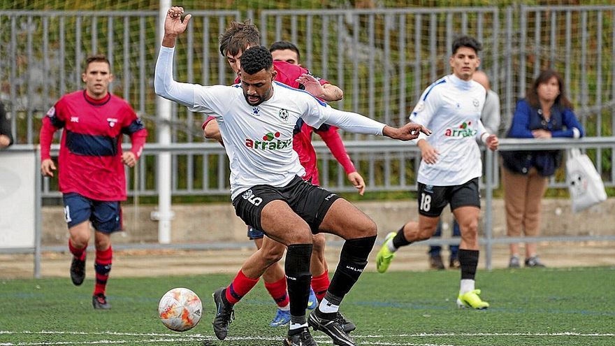 Un jugador del San Ignacio trata de controlar el balón ante el acoso de un futbolista del Aurrera, durante el derbi disputado ayer.