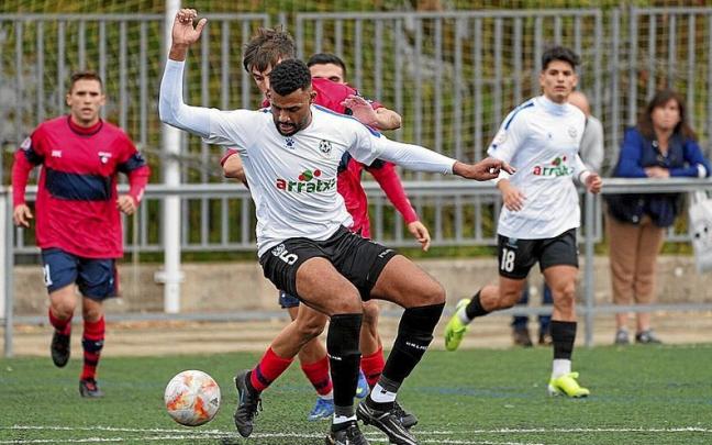 Un jugador del San Ignacio trata de controlar el balón ante el acoso de un futbolista del Aurrera, durante el derbi disputado ayer. Un jugador del San Ignacio trata de controlar el balón ante el acoso de un futbolista del Aurrera, durante el derbi disputado ayer.