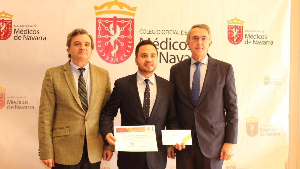 Momento en el que Julio César Moreno recibe la beca del Colegio de Médicos.