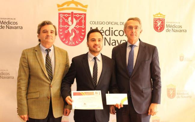 Momento en el que Julio César Moreno recibe la beca del Colegio de Médicos. Momento en el que Julio César Moreno recibe la beca del Colegio de Médicos.