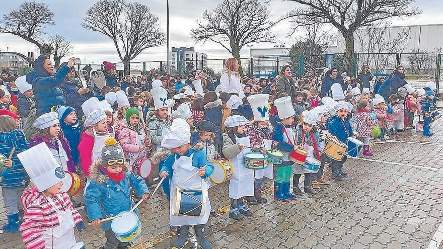 El alumnado de infantil y docentes disfrutan de la tamborrada.