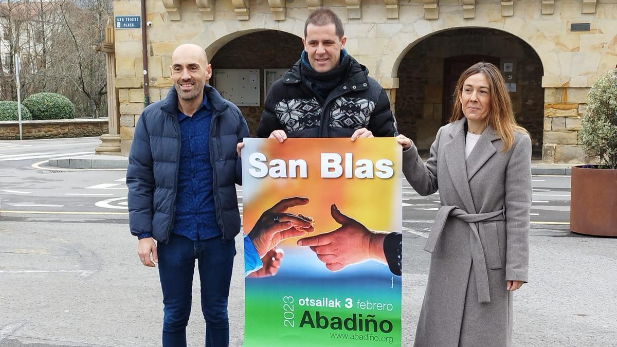 El alcalde de Abadiño, Mikel Garaizabal, el teniente de alcalde, Javi Crespo y la directora de Obra Social de BBK, Nora Sarasola.