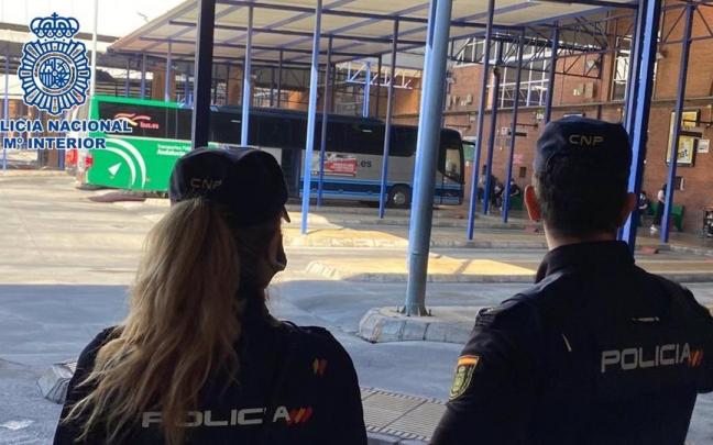Agentes de la Polic&iacute;a Nacional en la estaci&oacute;n de autobuses de M&aacute;laga.