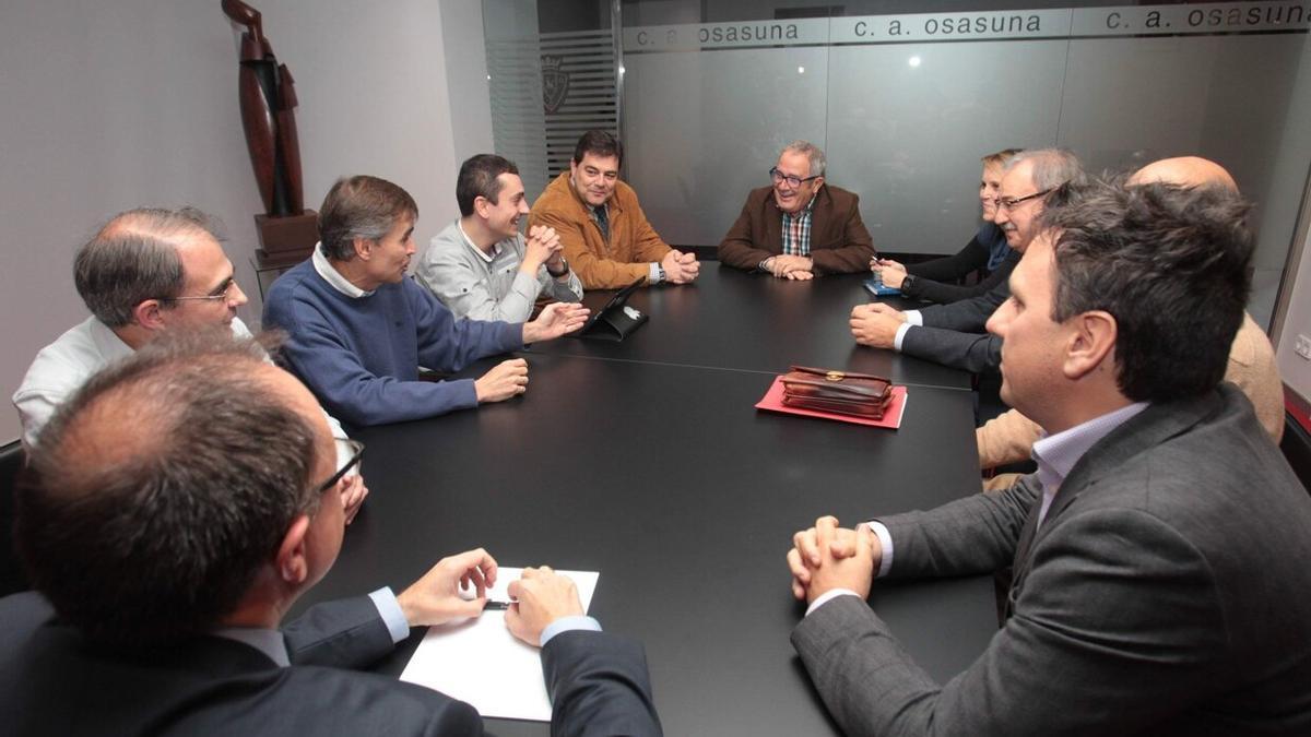 Miembros de la junta directiva de Osasuna y de la Comisi&oacute;n de Control Econ&oacute;mico, en 2015, durante la primera reuni&oacute;n mantenida.