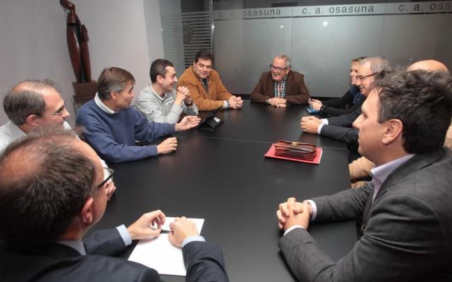Miembros de la junta directiva de Osasuna y de la Comisi&oacute;n de Control Econ&oacute;mico, en 2015, durante la primera reuni&oacute;n mantenida.