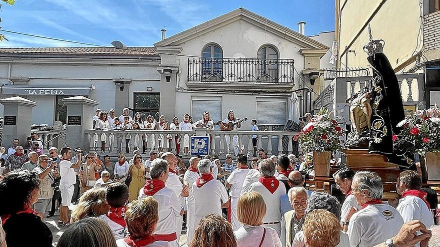 La talla de la Virgen de Las Angustias, a la altura del Casino La Peña, rodeada de vecinos.