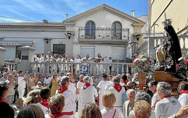 La talla de la Virgen de Las Angustias, a la altura del Casino La Peña, rodeada de vecinos.