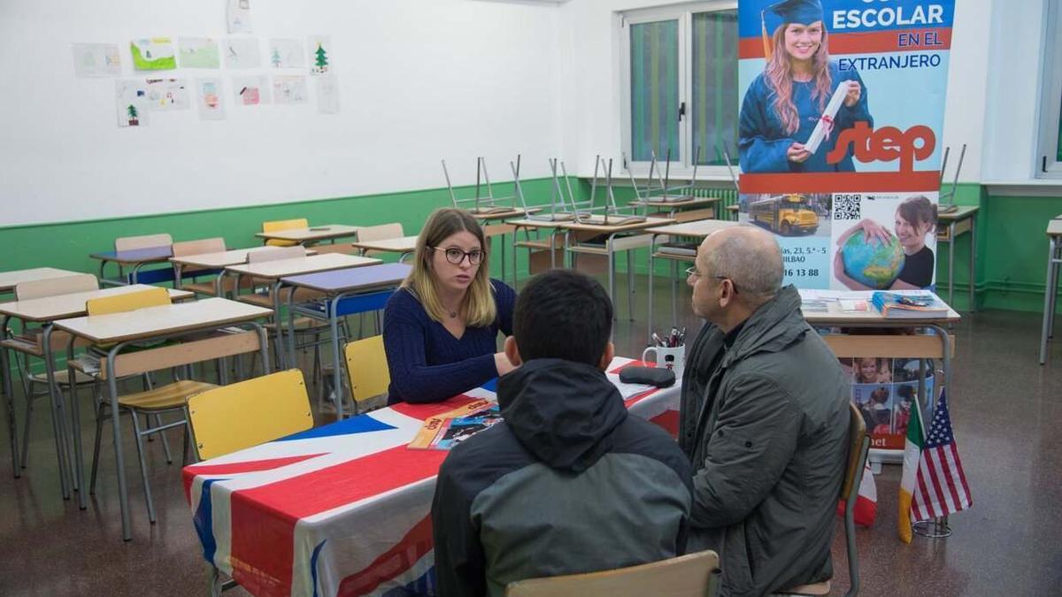 Una familia se informa sobre cursos y estancias en el extranjero en otra edición de la Feria de Idiomas