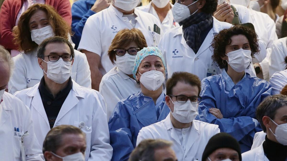 Jefes de servicio de la OSI Donostialdea han vuelto a protestar este lunes por los ceses y han reivindicado mejoras en Osakidetza.