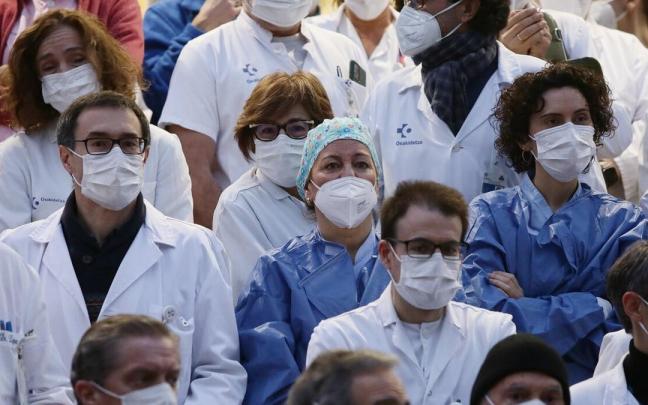 Jefes de servicio de la OSI Donostialdea han vuelto a protestar este lunes por los ceses y han reivindicado mejoras en Osakidetza. Jefes de servicio de la OSI Donostialdea han vuelto a protestar este lunes por los ceses y han reivindicado mejoras en Osakidetza.