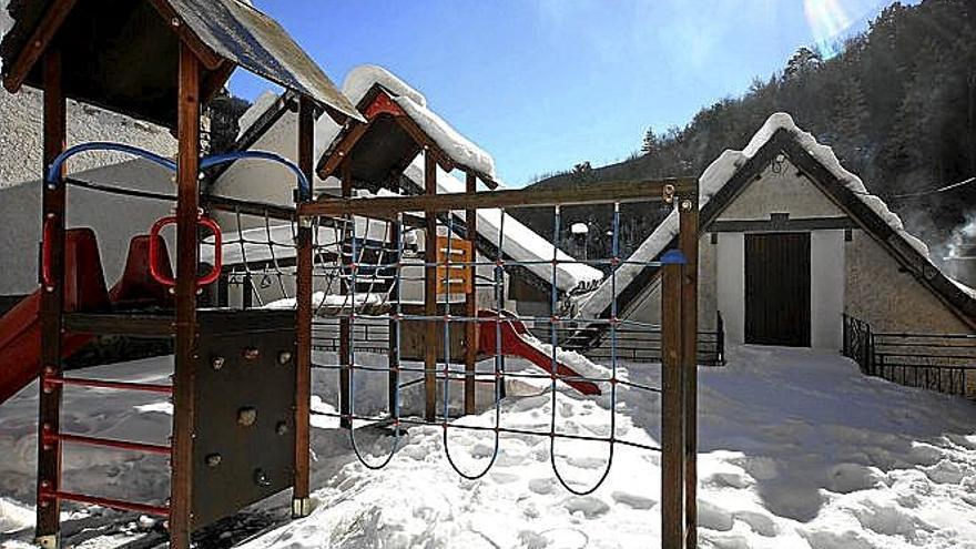 La nieve y el hielo ocupan los columpios.