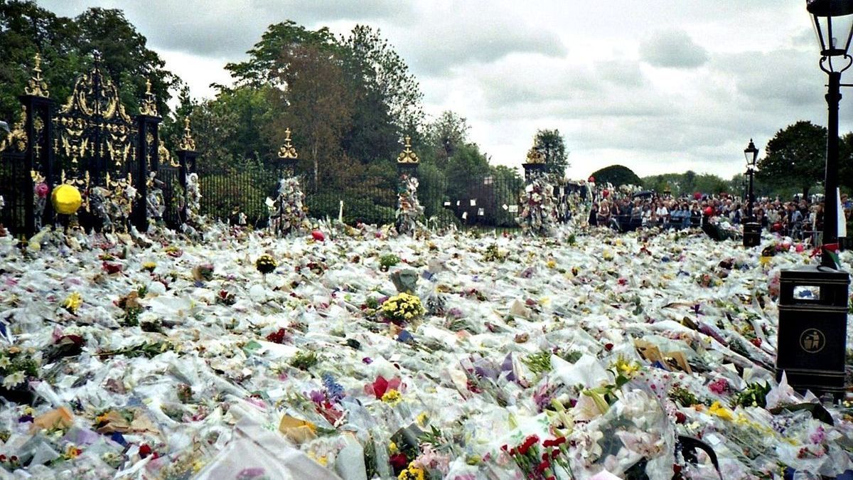 Acceso al palacio de Kensington tras la muerte de Diana